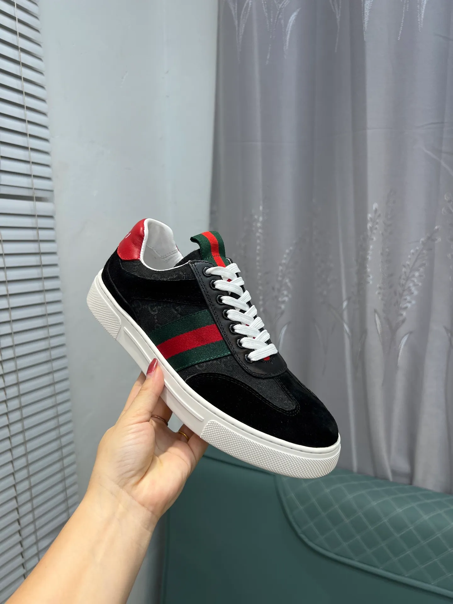 Men's Men's Shoes 💰440 Gucci Gucci's latest trendy shoes and casual shoes are popular in physical stores, new spring and summer comfortable imported custom original cowhide, unique jacquard fabric element design. With sheepskin lining, original bottom, 💪 details determine quality, you can enter and leave the counter at will, welcome to compare🇮🇹, code number 38-44 (45 customized)